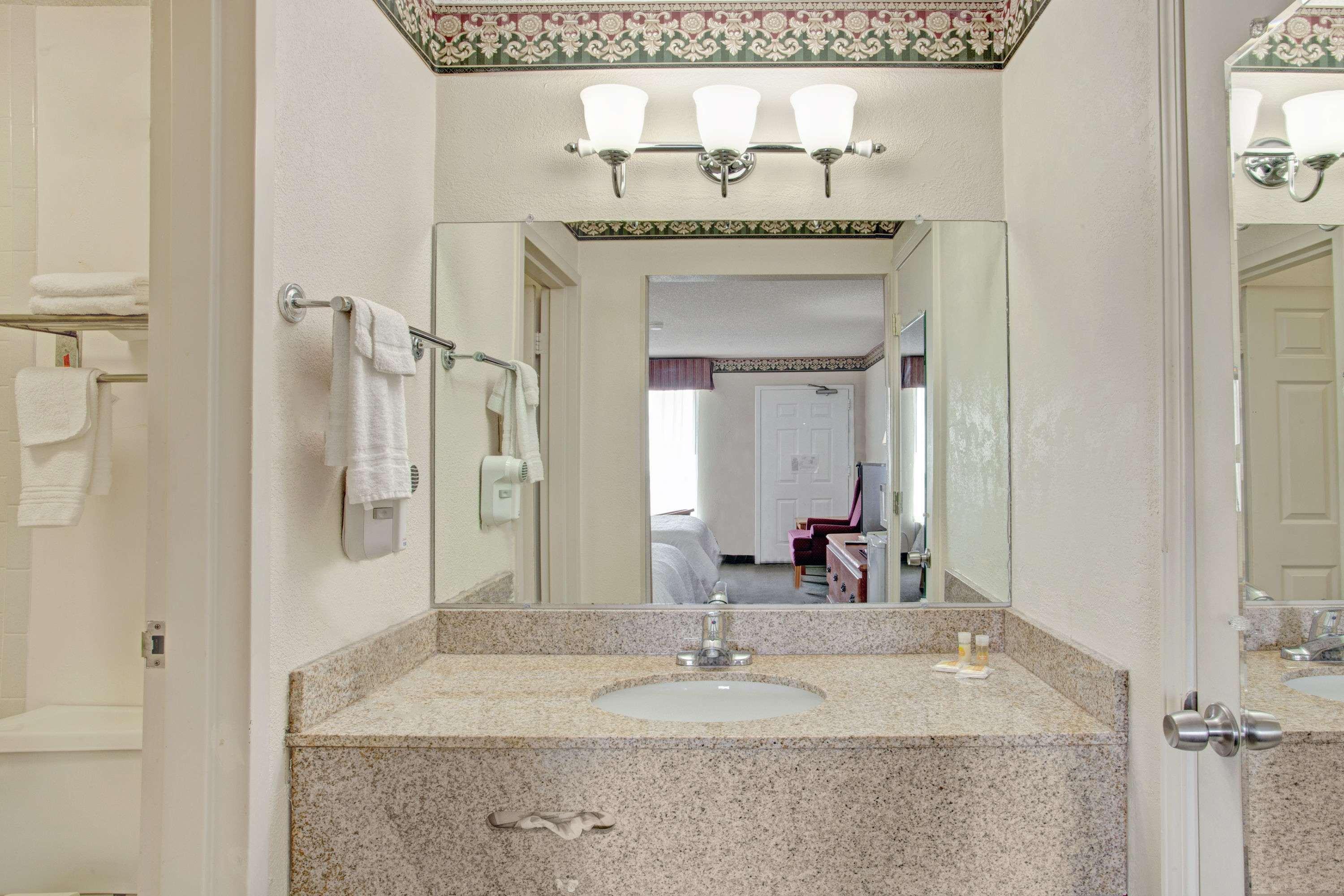 Days Inn & Suites By Wyndham Collierville Germantown Area Екстериор снимка